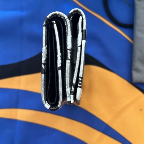 Authentic Preloved BALENCIAGA LOGO MINI TRIFOLD WALLET LEATHER MADE IN ITALY - Picture 4 of 12